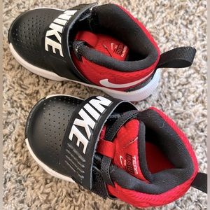 Nike Team Hustle D8 Toddler kids Tennis Shoes Red Black Sz 5C